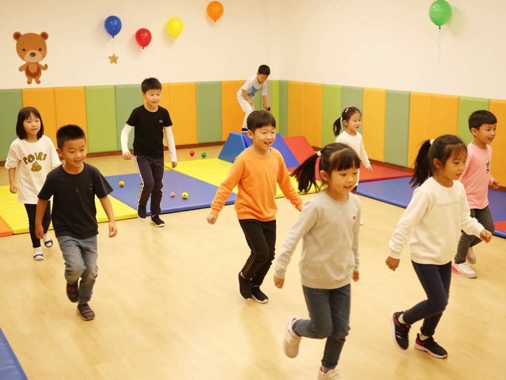 Bewegungsspiele für Kinder drinnen – Kissenparcours und mehr