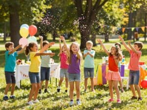 Mehr über den Artikel erfahren Spiele mit Konfetti für Kinder – Bunter Partyspaß für drinnen und draußen